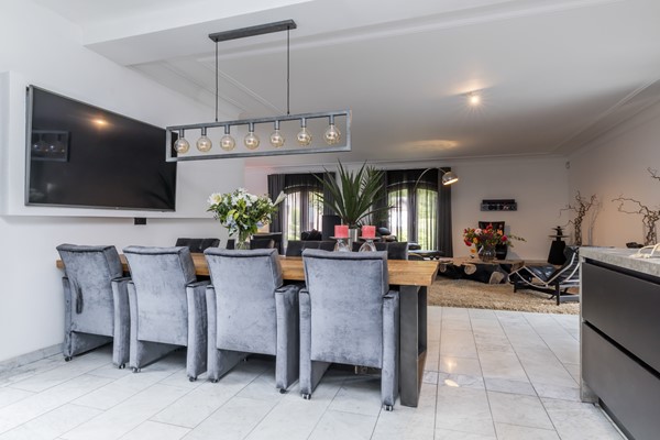 Foto - Te koop: Op een schitterende en rustige locatie in de geliefde villawijk "Moltbos" staat deze stijlvolle, vrijstaande villa met een uitzonderlijk royaal woonoppervlak.